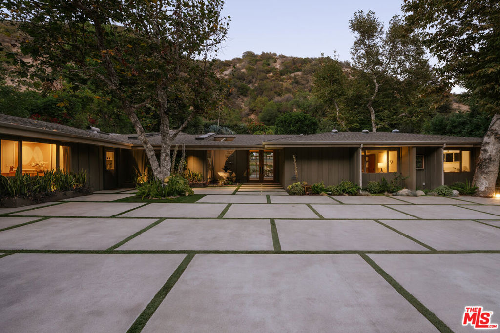 2618 Mandeville Canyon Road — Mid Century Modern