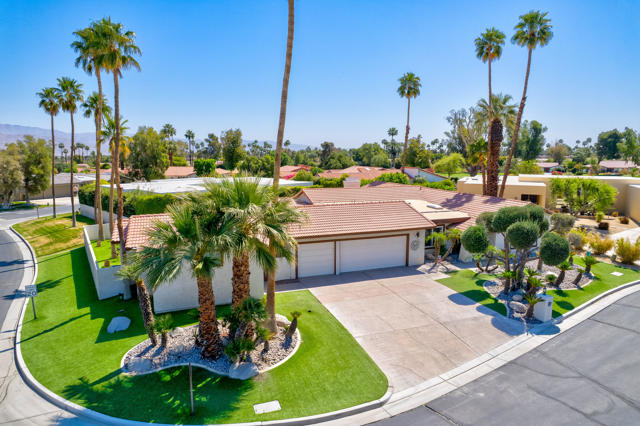 39060 Kilimanjaro Court, Palm Desert CA: https://media.crmls.org/mediaz/261b9c2b-5b7e-4bbe-a8f1-17554540687f.jpg