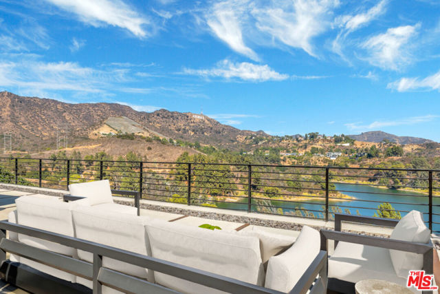 2960 LAKERIDGE Drive, Los Angeles CA: https://media.crmls.org/mediaz/261ed20d-1f54-46bd-ae12-f315a2929aa0.jpg