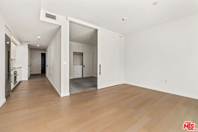 1050 S Grand Avenue, Los Angeles CA: https://media.crmls.org/mediaz/261f5cec-9e95-4c93-b5e4-6d1da9608151.jpg