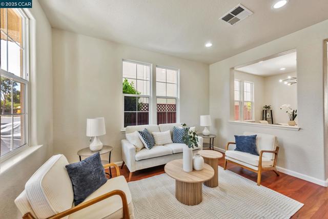 237 Dutra Vernaci Dr, Union City CA: https://media.crmls.org/mediaz/261faa7c-4438-422b-9414-89ed36fe0f39.jpg