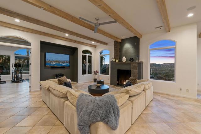 30330 Via Maria Elena, Bonsall CA: https://media.crmls.org/mediaz/26225650-951c-4948-9524-573beba0b630.jpg