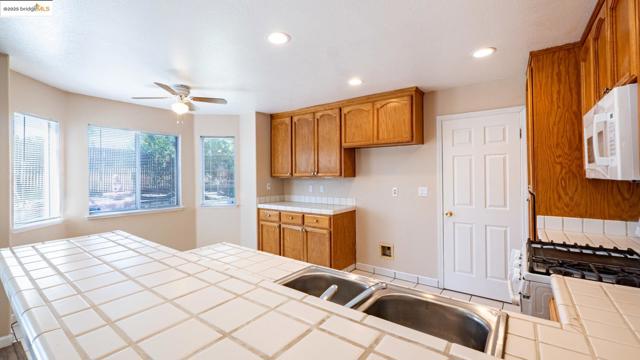 632 Burwood WAY, Antioch CA: https://media.crmls.org/mediaz/262281fb-39be-496e-888e-d170d2abe9f3.jpg