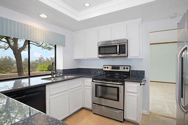 10751 Oakbend Dr, San Diego CA: https://media.crmls.org/mediaz/2622b606-52f5-47f8-a53a-130126cb34c0.jpg