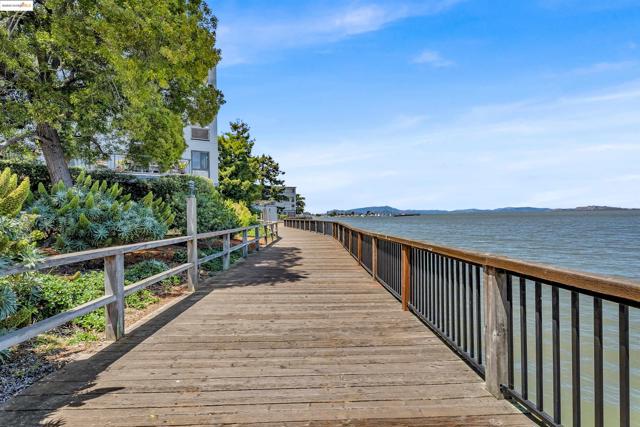 7 Commodore Dr, Emeryville CA: https://media.crmls.org/mediaz/2622d94a-b021-457f-9d8b-6cfc97bb15fe.jpg