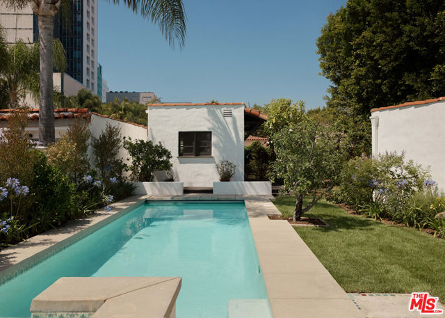 6401 San Vicente Boulevard, Los Angeles CA: https://media.crmls.org/mediaz/2622e728-fa3c-448a-b872-370f15d1beaa.jpg