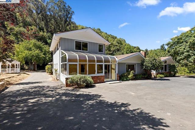 30261 Palomares Rd, Castro Valley CA: https://media.crmls.org/mediaz/26247757-11b4-419b-855b-6a328a284746.jpg