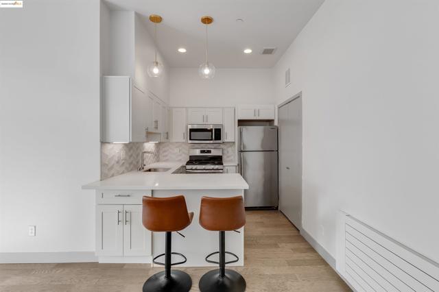 410 Webster St, Oakland CA: https://media.crmls.org/mediaz/26248c7e-75c3-44f6-a3a6-cde5ed49d541.jpg