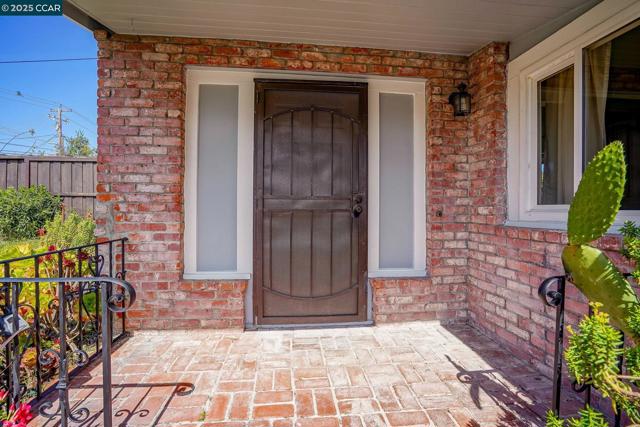 742 La Paloma Rd, El Sobrante CA: https://media.crmls.org/mediaz/26249151-06f7-4e38-90fa-f6a92a2928b4.jpg