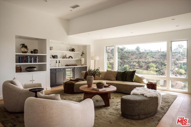 7420 Cervantes Place, Los Angeles CA: https://media.crmls.org/mediaz/26252e13-4a1e-4662-9083-0826729f6f2f.jpg