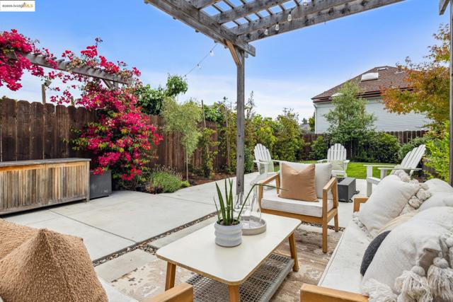 617 59th St, Oakland CA: https://media.crmls.org/mediaz/2625b7b0-2016-48ba-a7de-57166ef1936f.jpg