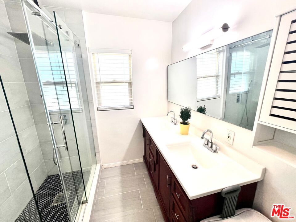 https://media.crmls.org/mediaz/2626363c-2c56-4a21-9a01-9b5986053759.jpg?preset=X-Large