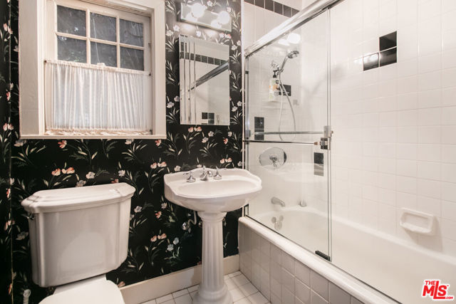 13384 Contour Drive, Sherman Oaks CA: https://media.crmls.org/mediaz/26263b65-8a6a-43b8-af1d-28d6e1b743fd.jpg