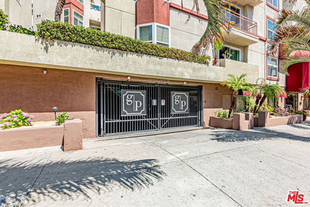 620 S Gramercy Place, Los Angeles CA: https://media.crmls.org/mediaz/26277f27-66b5-405f-9df9-dae0af0ccdd9.jpg