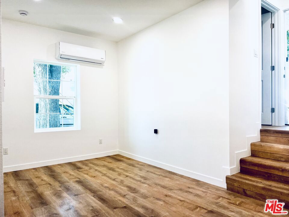 https://media.crmls.org/mediaz/26289bfa-1e34-45d1-90ae-0073aed9c168.jpg?preset=X-Large