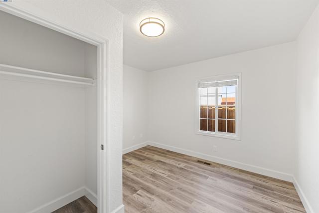 2320 Cutting Blvd, Richmond CA: https://media.crmls.org/mediaz/2628cbef-8a91-4c4a-9047-4e65beb82724.jpg