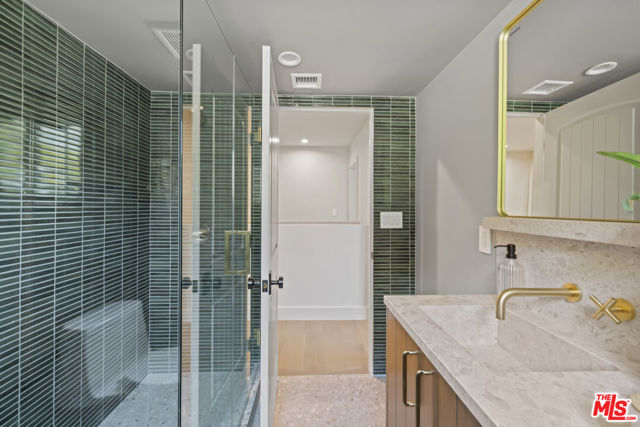 11268 Dona Lola Drive, Studio City CA: https://media.crmls.org/mediaz/2629c3b4-ed1f-4b1d-a2c3-d14c43ca5525.jpg