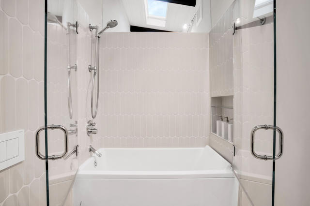 Image 29 of 83 For 992 La Jolla Road