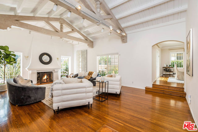 119 S Highland Avenue, Los Angeles CA: https://media.crmls.org/mediaz/262a9194-b998-4df1-a257-f74159082c90.jpg
