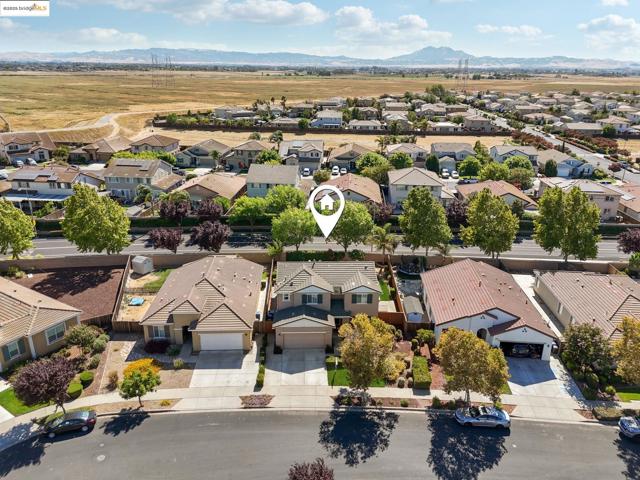 124 Clear Lake Ct, Oakley CA: https://media.crmls.org/mediaz/262aff6e-ff97-470c-a6c7-209e05cf35c8.jpg