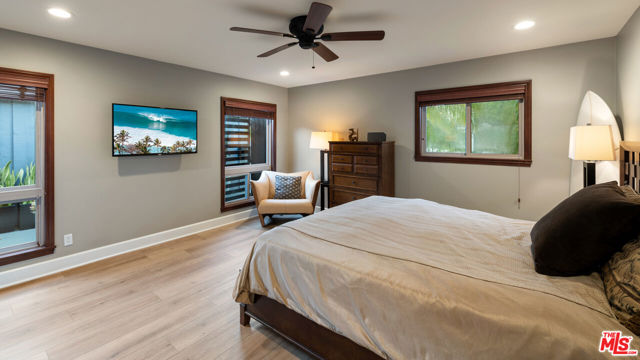18074 Coastline Drive, Malibu CA: https://media.crmls.org/mediaz/262b20c0-788c-4c93-a2a9-54b5afedbbeb.jpg