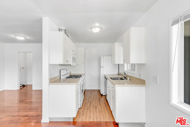 917 N Cedar Street, Inglewood CA: https://media.crmls.org/mediaz/262b4115-adb2-4ed3-9a62-cdbdf99c3176.jpg