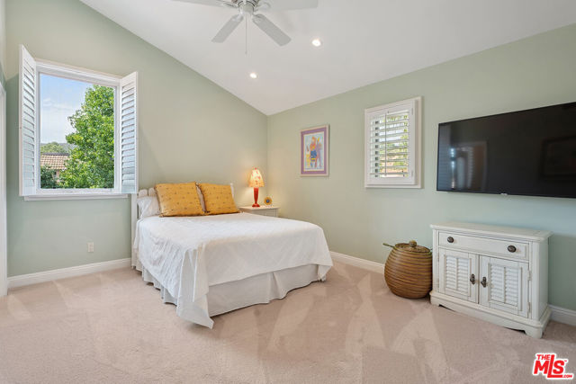 23306 Park Hacienda, Calabasas CA: https://media.crmls.org/mediaz/262b82a0-57ff-4765-ad28-e0a811bd4fb0.jpg