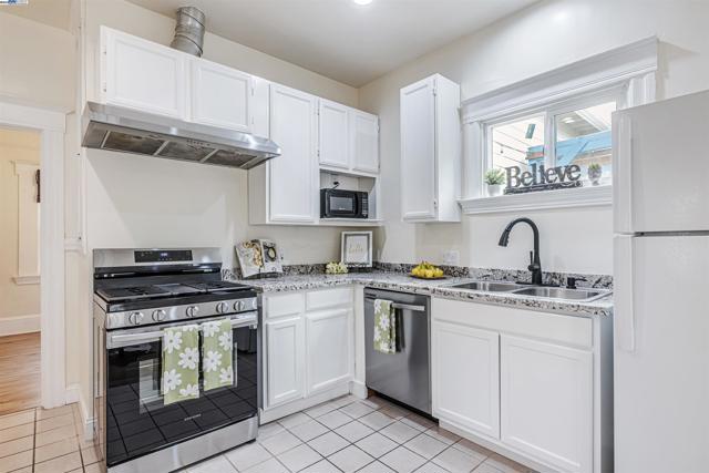 2211 24Th Ave, Oakland CA: https://media.crmls.org/mediaz/262bacf4-ec35-4e2a-94cb-e4d3dda1dbc9.jpg