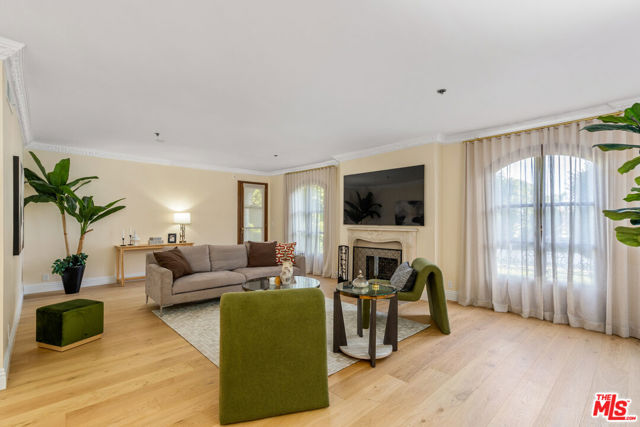9249 Burton Way, Beverly Hills CA: https://media.crmls.org/mediaz/262be5e9-8c37-40fc-8c41-d1e81559a15e.jpg