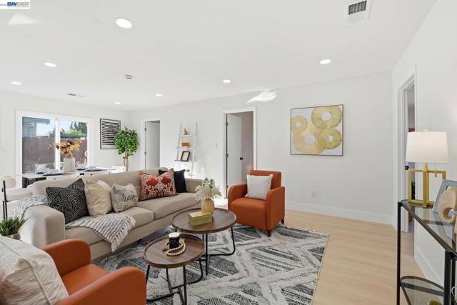 137 Tamarack Dr, Union City CA: https://media.crmls.org/mediaz/262c26b4-fdd2-4c03-80b6-ee8e92259cb1.jpg