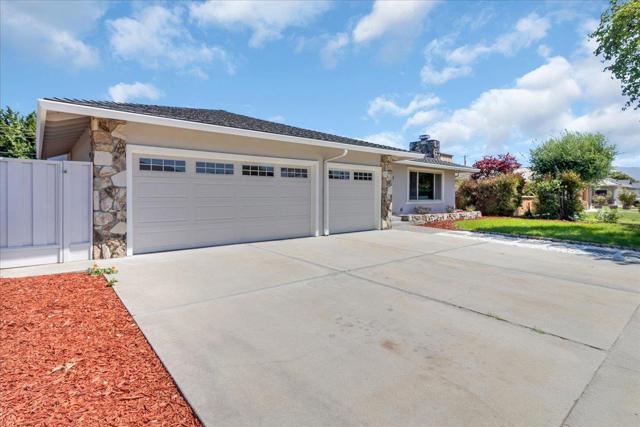 31 La Mirada Court, Salinas CA: https://media.crmls.org/mediaz/262d19b2-ee50-41b4-8472-e388a8637536.jpg