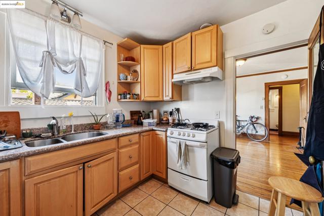 2714 Ave, Berkeley CA: https://media.crmls.org/mediaz/262d374f-550b-454c-9cc6-8fb41ffe4f41.jpg
