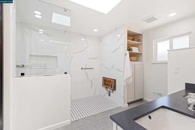 11 Breck Ct, Moraga CA: https://media.crmls.org/mediaz/262dab84-ac25-48b7-a4b9-f5ca9b376a4a.jpg
