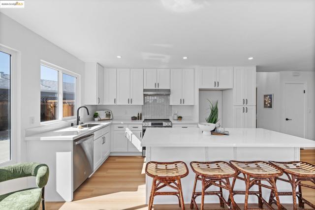 34841 Potomac River Pl, Fremont CA: https://media.crmls.org/mediaz/262ee968-f129-43c6-b1f7-bd6cdce34f57.jpg
