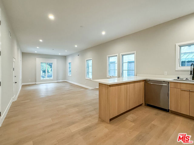 150 N Arnaz Drive, Beverly Hills CA: https://media.crmls.org/mediaz/262f69e2-1af5-48a5-b229-6da2d4752eb1.jpg