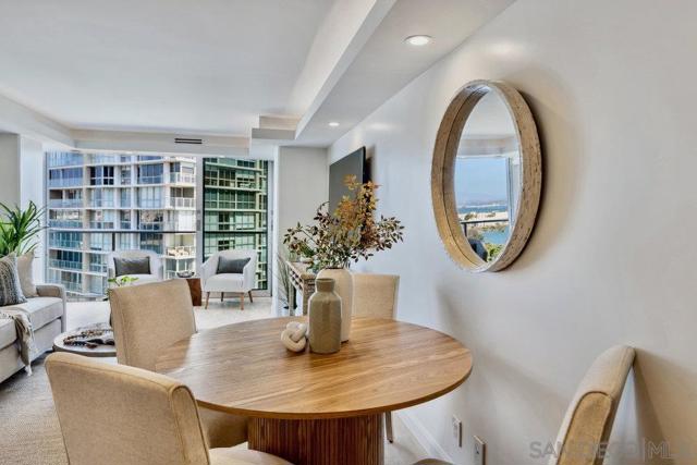 1810 Avenida Del Mundo, Coronado CA: https://media.crmls.org/mediaz/262feb7c-bbdf-44e0-8d9a-23231cf17b25.jpg