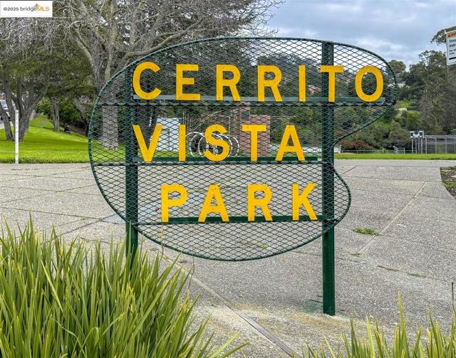 1000 Navellier St, El Cerrito CA: https://media.crmls.org/mediaz/26302a43-cdd9-4382-aae5-ba7f138b92f5.jpg