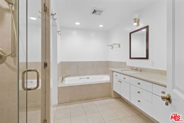 121 N Almont Drive, Beverly Hills CA: https://media.crmls.org/mediaz/263119ac-d9e9-4059-b7ab-23f328fb53b9.jpg