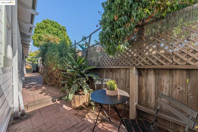 350 Henry St, Oakland CA: https://media.crmls.org/mediaz/26321e5c-a0a7-4814-9c44-5f16a325ce28.jpg