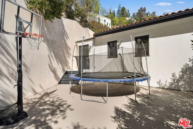 1600 Clear View Drive,  CA: https://media.crmls.org/mediaz/26327e7d-d6d0-475d-a45a-2f7f124d32b9.jpg