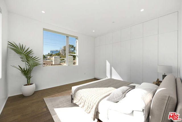 935 N San Vicente Boulevard, West Hollywood CA: https://media.crmls.org/mediaz/263298b5-47dd-4f37-bdc2-13711e6f1212.jpg