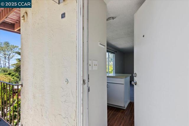 51 Rincon Rd, Kensington CA: https://media.crmls.org/mediaz/2633dc79-458d-4c34-995f-4932f3f399bc.jpg