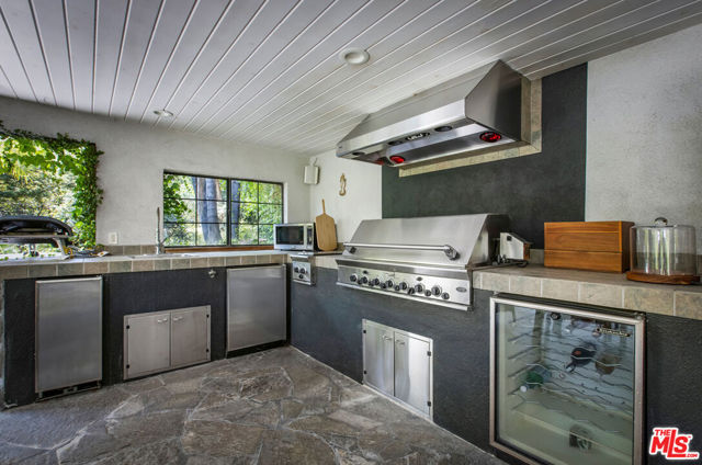 2555 N Altadena Drive, Altadena CA: https://media.crmls.org/mediaz/2633ebd2-2734-4a68-bf56-4c67ddd28241.jpg