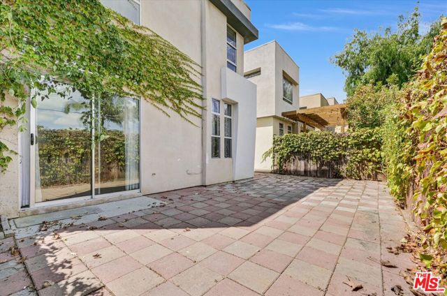 2279 Santa Ana Boulevard, Los Angeles CA: https://media.crmls.org/mediaz/26340c4b-98dc-4865-9def-d572e5cca9ce.jpg