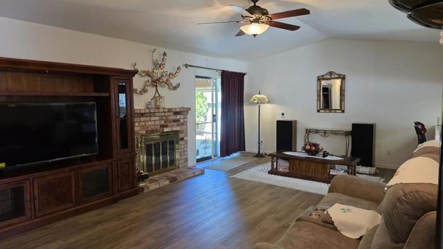 1046 Santa Barbara Street, Los Banos CA: https://media.crmls.org/mediaz/2634337d-8b37-48ce-a142-49cd326b1d8c.jpg