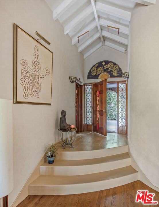 2882 Belden Drive, Los Angeles CA: https://media.crmls.org/mediaz/26345180-5b84-4e16-ab9e-311cb82e11c3.jpg