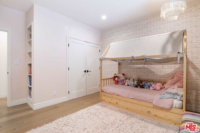 342 N Citrus Avenue, Los Angeles CA: https://media.crmls.org/mediaz/26362188-65cc-499d-9770-ddab08d81bb9.jpg