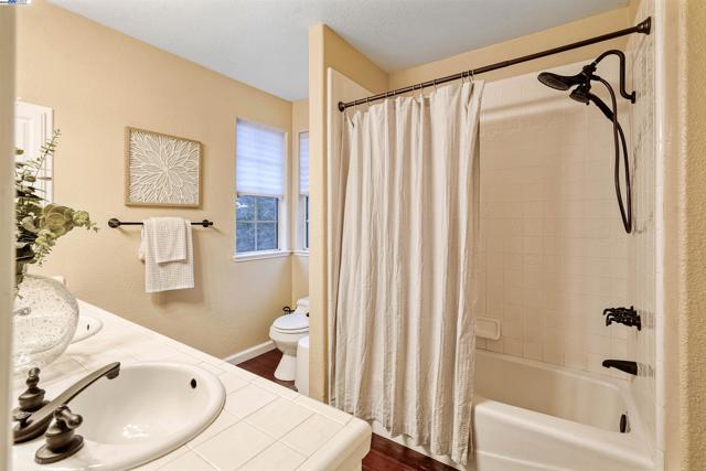 729 Montevino Dr, Pleasanton CA: https://media.crmls.org/mediaz/2636300c-1e26-4ebd-83da-d4cd3add519e.jpg