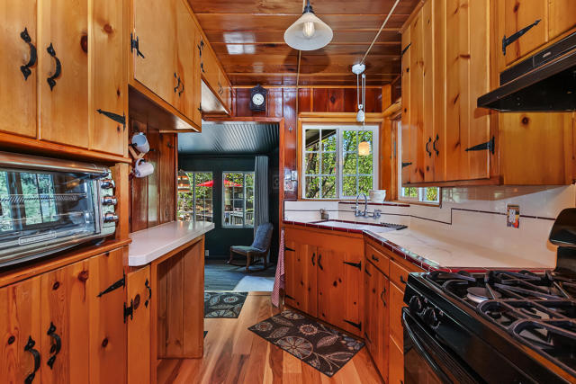 300 E Aeroplane Boulevard, Big Bear CA: https://media.crmls.org/mediaz/263692bd-bd1d-4b92-927b-ae68491df0df.jpg