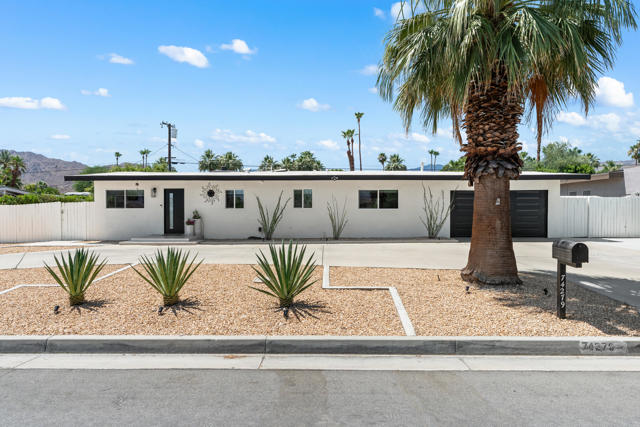 74279 Old Prospector Trail, Palm Desert CA: https://media.crmls.org/mediaz/2636fb99-f01b-4a6c-9c84-fb2749450629.jpg